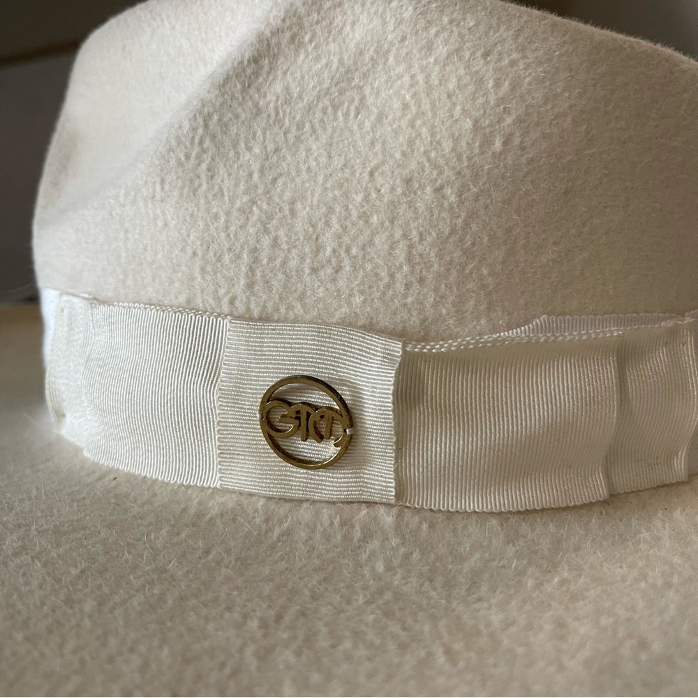 Gladys Tamez Millinery | Arch Hat Size: Small - Picture 3 of 7